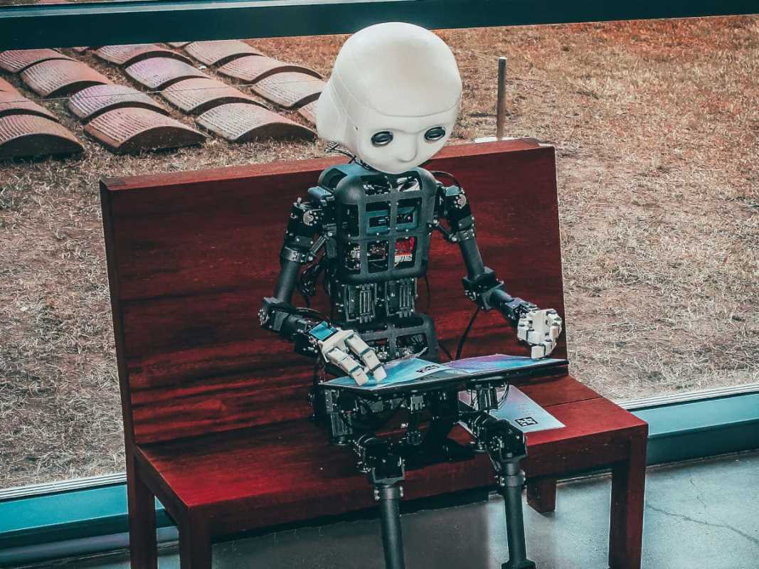 How to Use AI Chatbots to Improve Investor Relations
